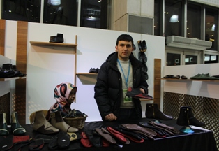 Renkli mestler turistlerin ilgi odağı oldu