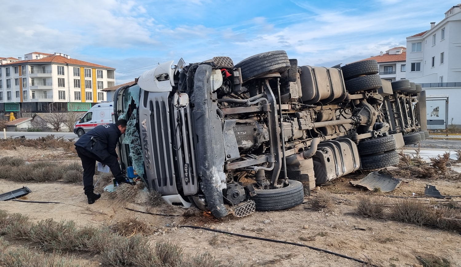 Aksaray'da tır ile otomobilin çarpışması sonucu 5 kişi yaralandı