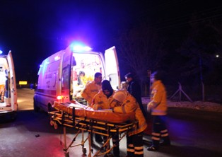 Buzlanan yolda kayan ambulans kaza yaptı