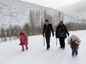 Öğretmenler Ellerinde Sopalarla Öğrencilerini Koruyor