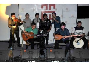 Agü’lü Öğrencilerden Müzik Şöleni