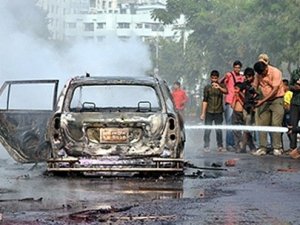 Bangladeş'te halk, polisle çatışıyor