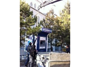 Cami Avlusundaki Bankamatik Tepki Üzerine Kaldırıldı