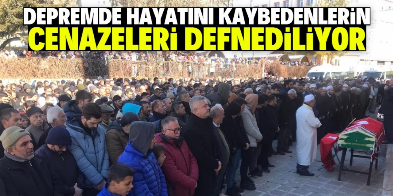 Depremde hayatını kaybedenlerin cenazeleri defnediliyor