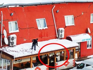 Çatı çöktü ama okeye devam ettiler!