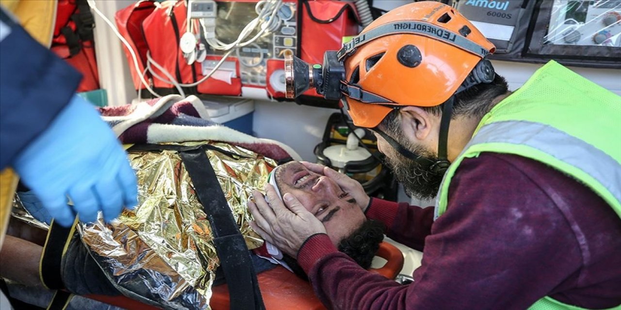 Enkazdan çıkarıldığında 'kendisine sarılacağı' sözünü veren kurtarma görevlisi 101. saatte sözünü tuttu