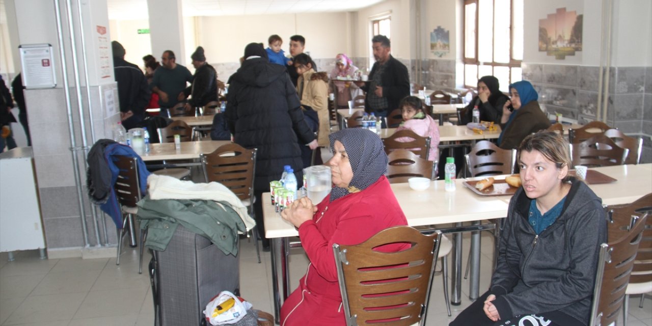 Beyşehir'e gelen depremzedeler, yurt ve pansiyonlarda ağırlanıyor