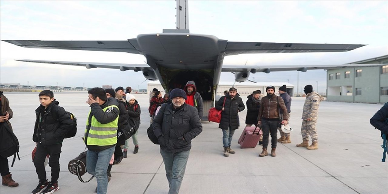 32 depremzede TSK’nın kargo uçağıyla İstanbul’a getirildi