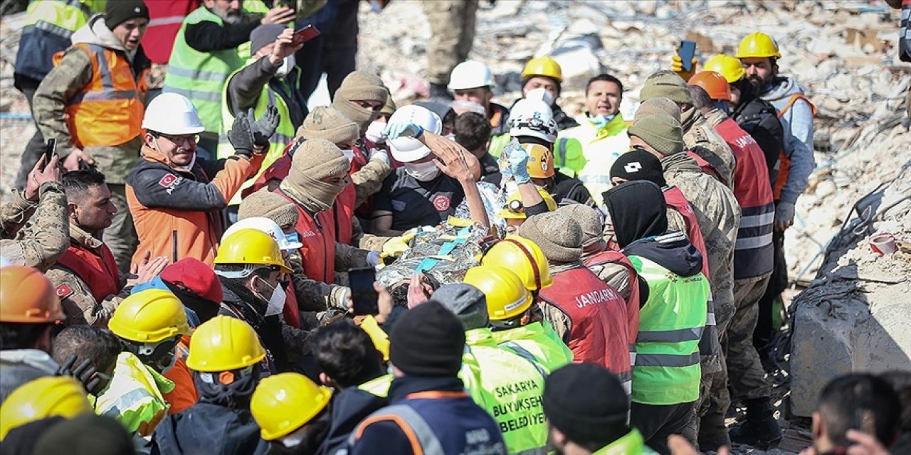 128 saat sonra enkazdan sağ çıkarıldı