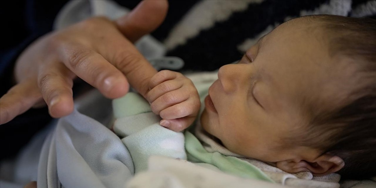 Depremzede 15 bebek Ankara'ya getirildi