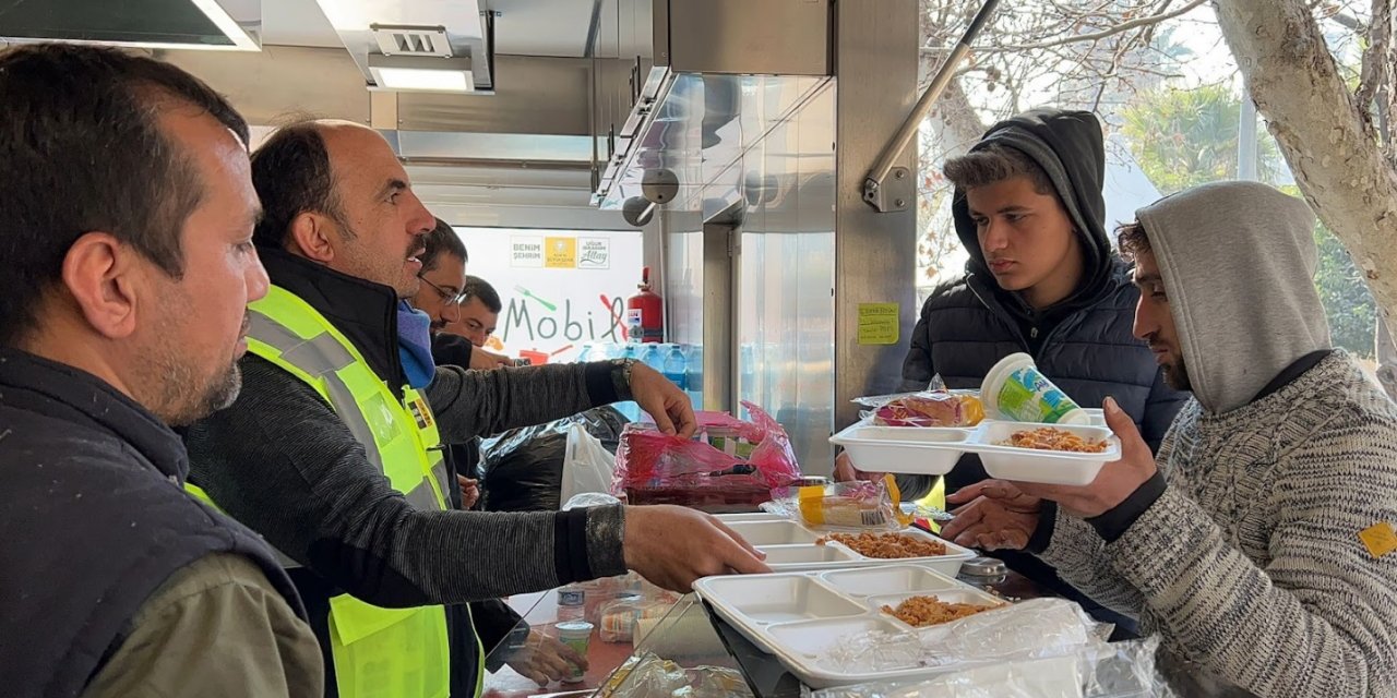 Konya Büyükşehir sıcak yemek ve ekmek dağıttı