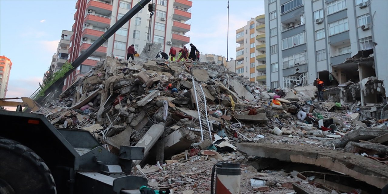 Adana'da depremlerde yıkılan binalardaki kusurlara ilişkin 5 zanlı tutuklandı