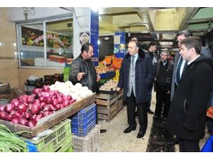 Vali Altıparmak, Yeraltı Sebzeciler Çarşısını Gezdi