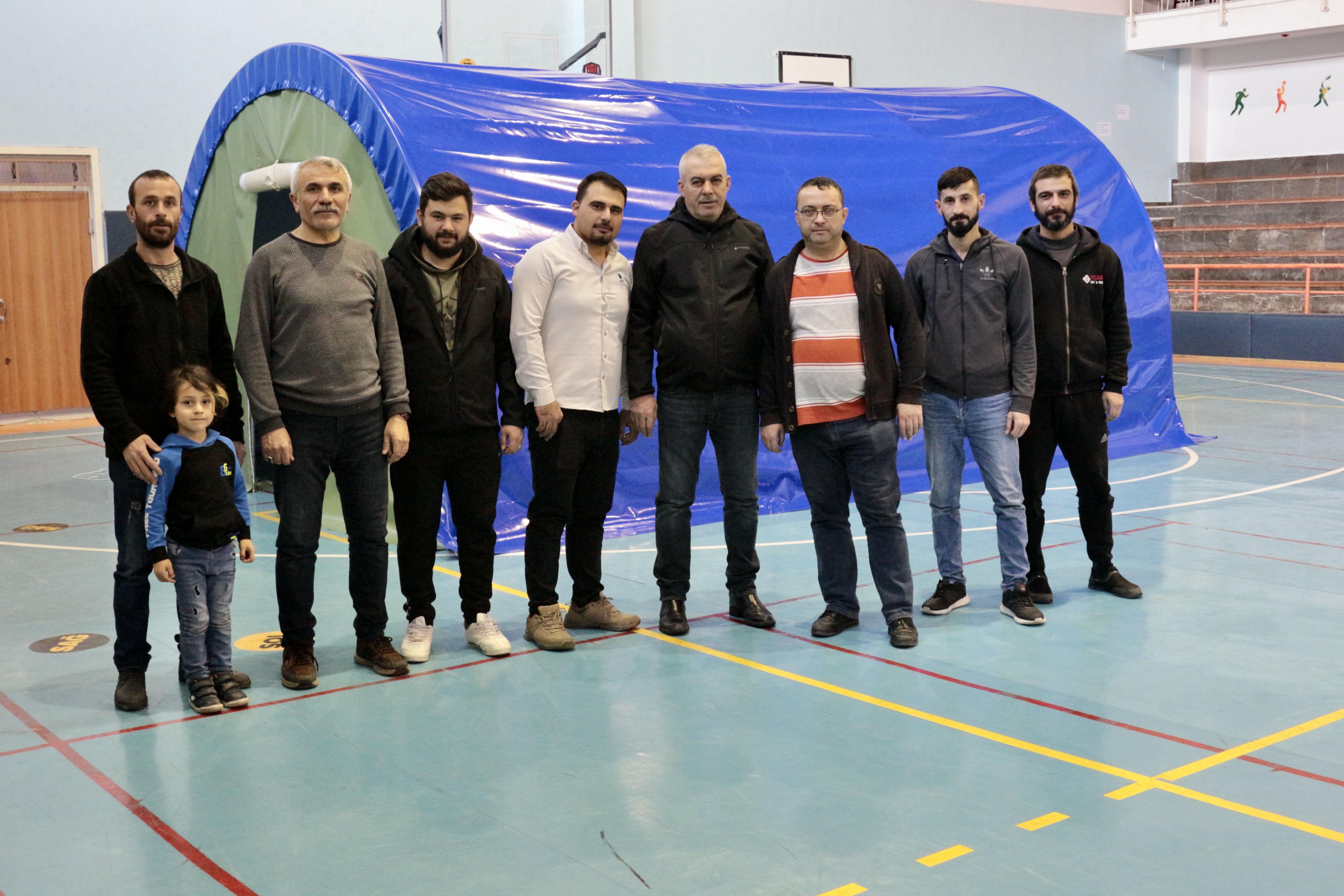 Konya'da halk eğitim merkezinde depremzedeler için çadır üretiliyor