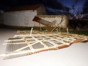 Rüzgarda uçan çatı çocuğu yaraladı