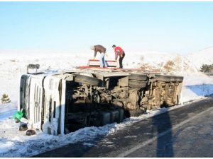 Şeker Yüklü Kamyon Şarampole Devrildi