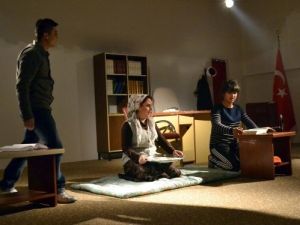 Tiyatro Kursunu Bitiren Mahkumlar Sahnede Hünerlerini Sergiledi