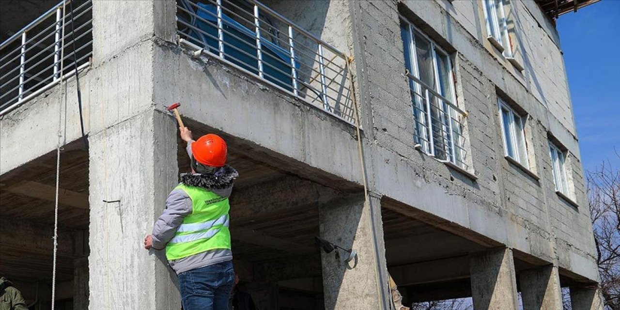 Deprem bölgesindeki "natamam" binalarda sıva ve boyayla hasarın gizlenmesine geçit verilmeyecek