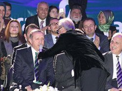 Başbakan Erdoğan Şeb-i Arus'ta ilahi söyledi