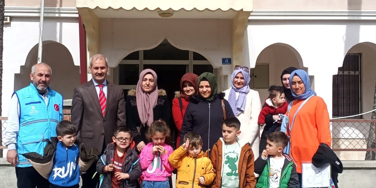 Kuran Kursu öğrencileri kumbaradaki harçlıklarını depremzede ailelere bağışladı