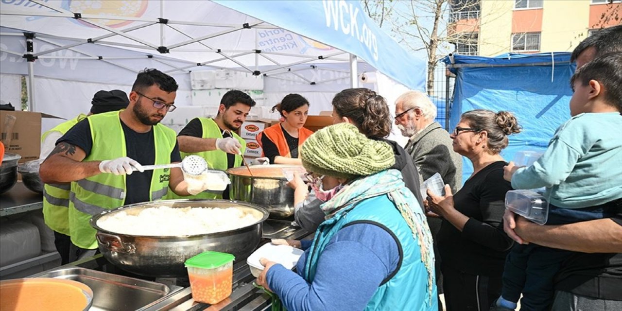 Gölcük depreminden sonra örgütlenen gönüllüler günlük 5 bin kişi için yemek hazırlıyor