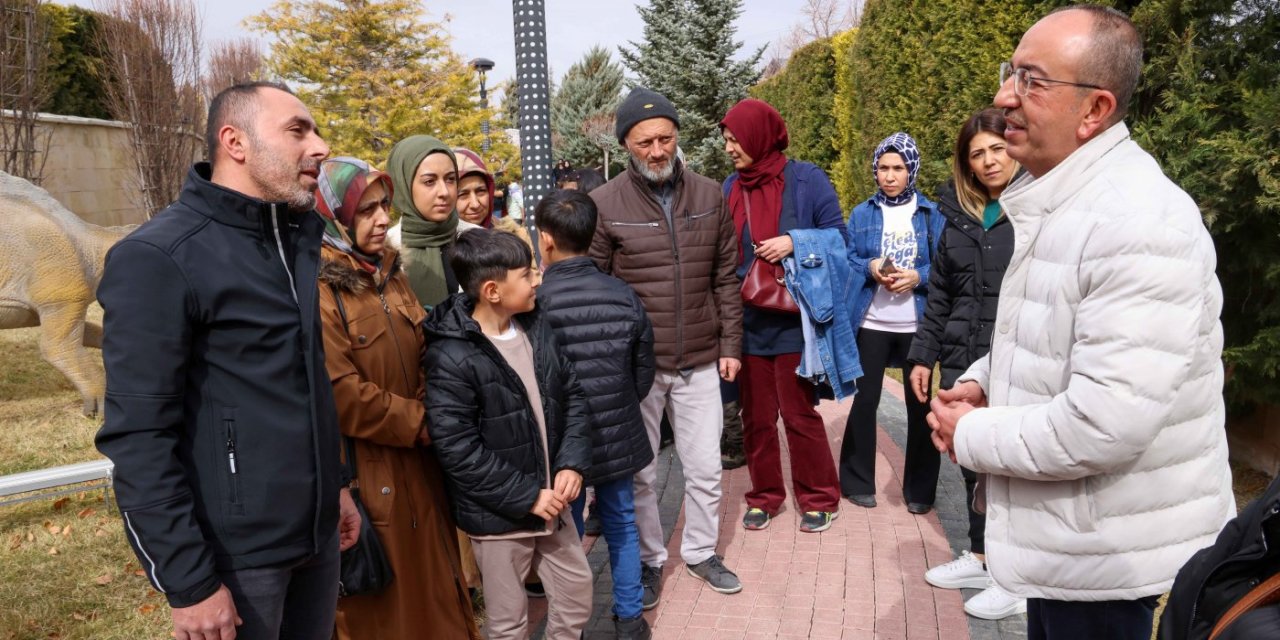 Başkan kavuş, deprem bölgesinden gelen misafirleri devri alem’de ağırladı