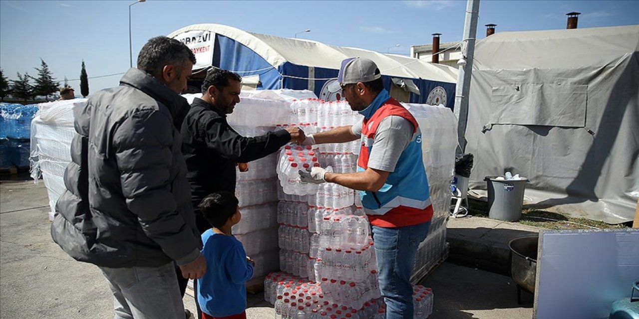 Hatay'da afetzedelere su dağıtımı aralıksız sürüyor