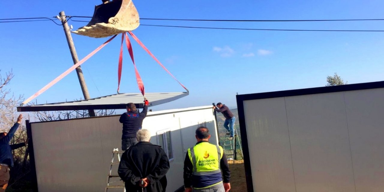 Deprem sonrası konteynerlerin kurulumu devam ediyor