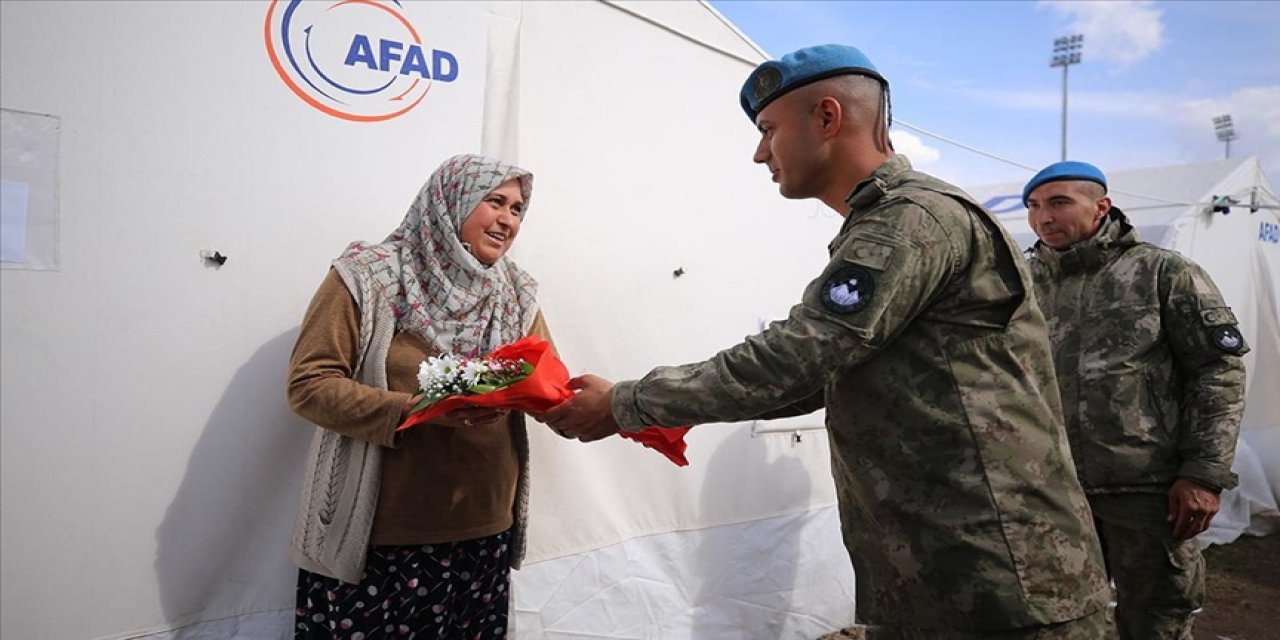 Mehmetçik depremlerin merkezi Kahramanmaraş'taki kadınlara çiçek verdi