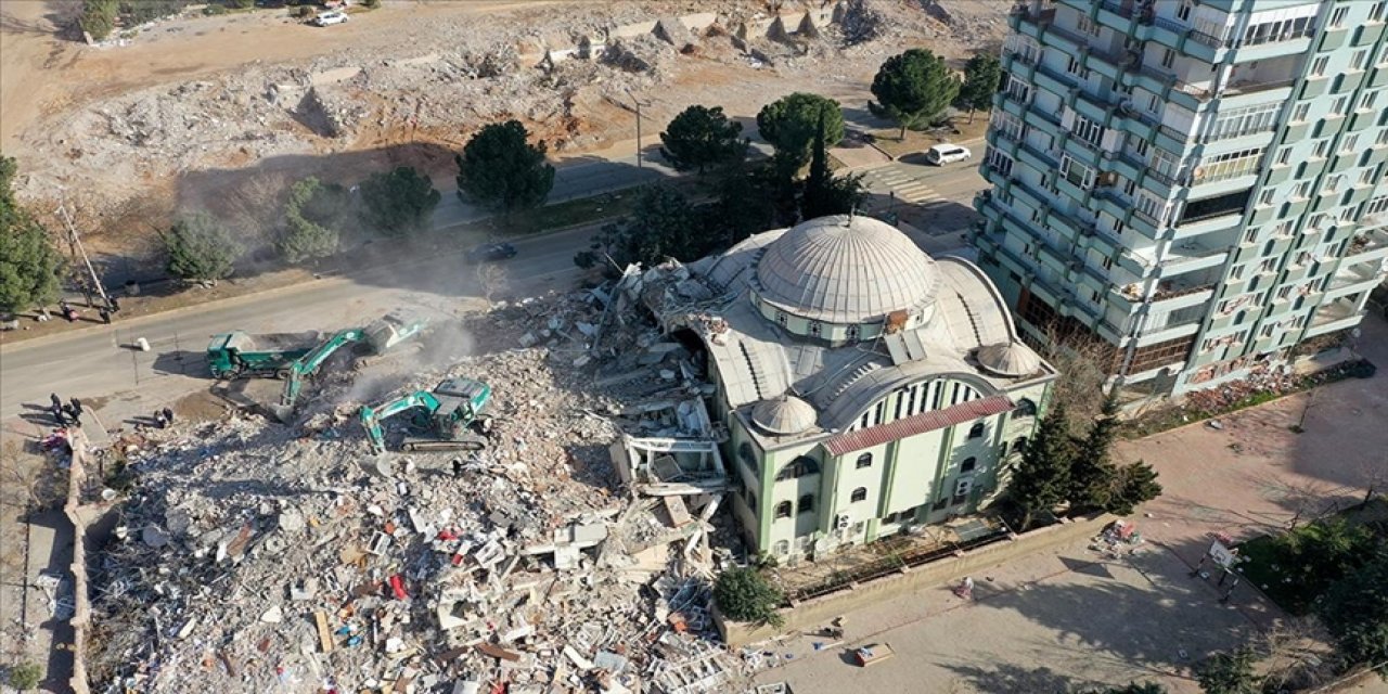 Kahramanmaraş'ta aciliyet gerektiren binaların yıkım işlemleri sürüyor