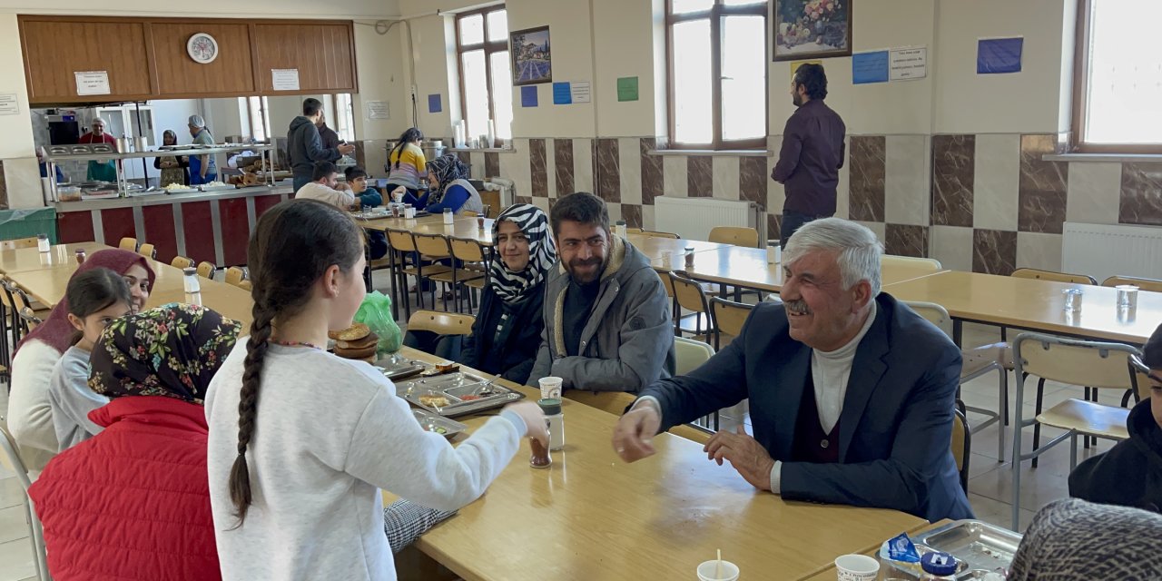 Depremzedeler kahvaltı   programında bir araya geldi