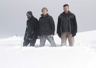 Aladağ'a diz boyu kar yağdı