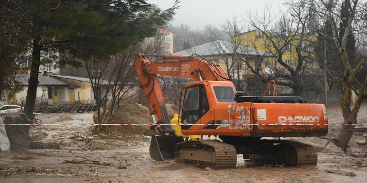 Adıyaman'ın Tut ilçesinde suya kapılan konteynerdeki 1 kişi hayatını kaybetti, 4 kişi kayboldu