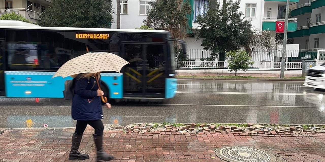 Antalya'da sağanak yağış etkisini göstermeye başladı