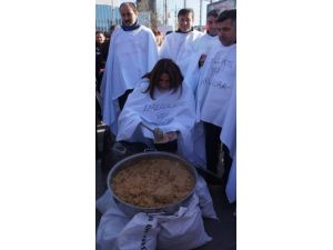 Kefenli Eylem Yapan 'Emeklilikte Yaşa Takılanlar' Milletvekilleriyle Helva Yedi