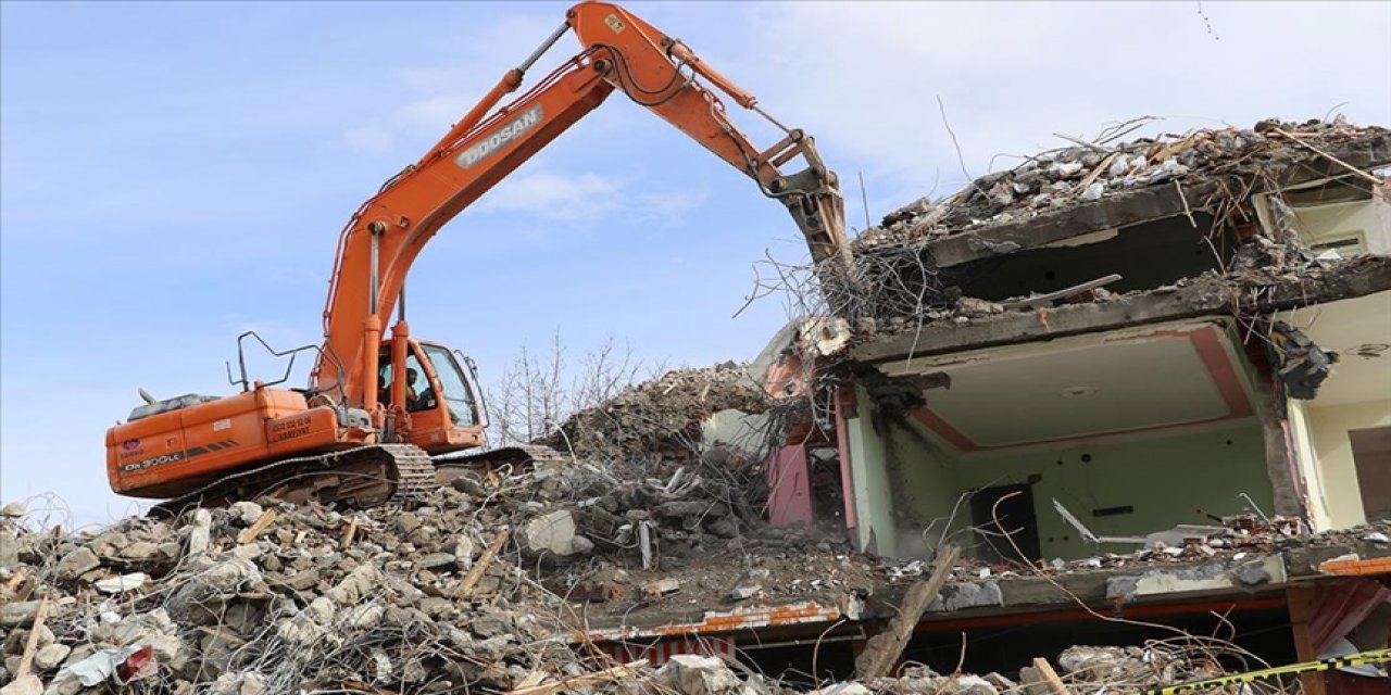 Adıyaman Gölbaşı'nda hayatın normale dönmesi için ekipler yoğun mesai harcıyor