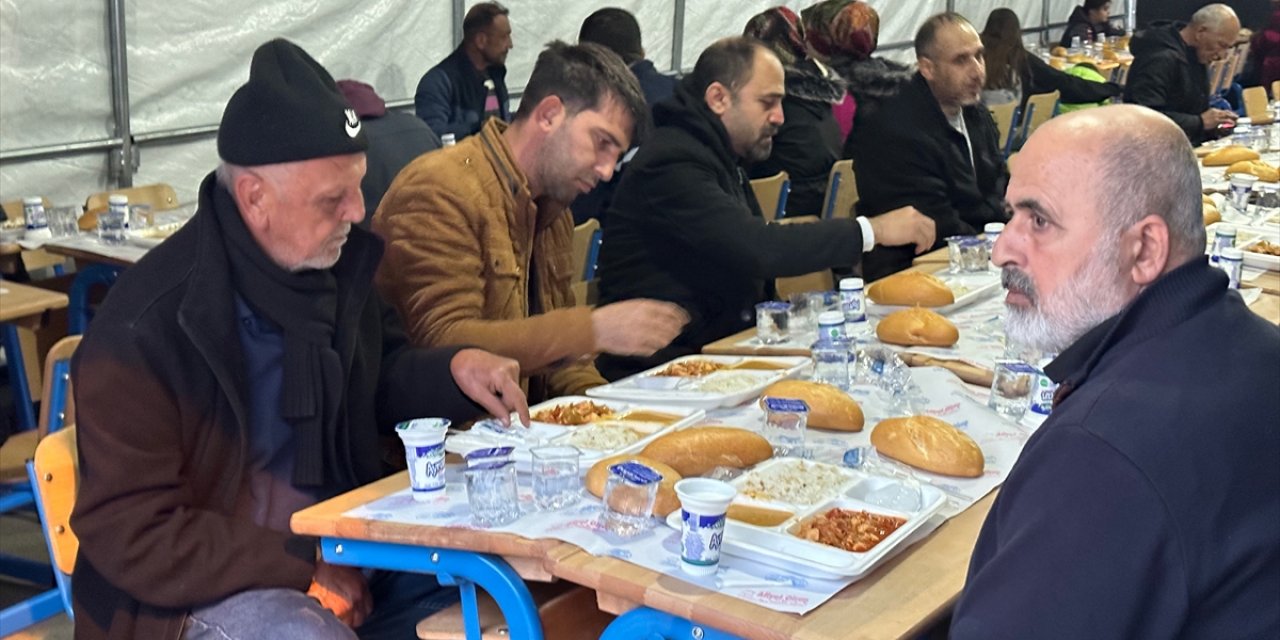 Konya Büyükşehir Belediyesi Hatay'da depremzedelere ramazan çadırı kurdu