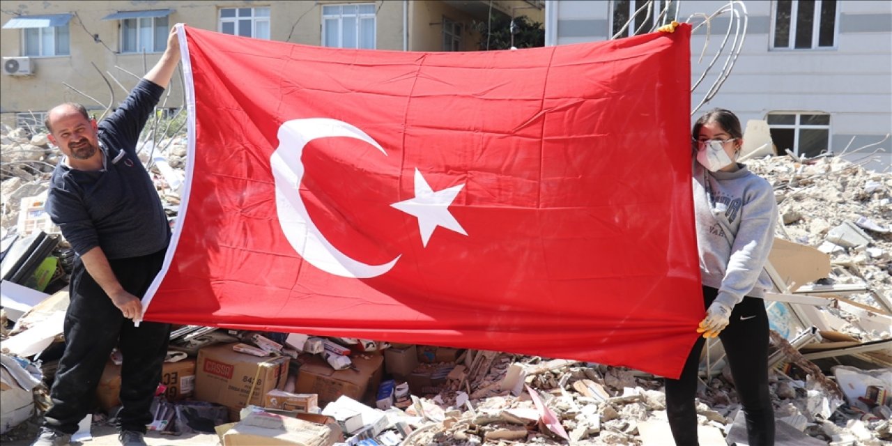 Hataylı esnaf çöken dükkanının enkazına Türk bayraklarını çıkarmak için döndü