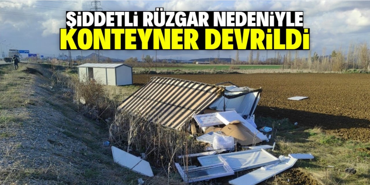 Konya'da şiddetli rüzgar nedeniyle TIR'ın üzerindeki konteyner devrildi