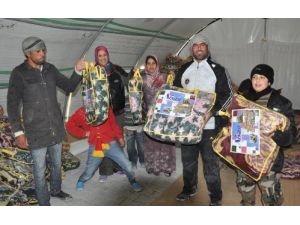 Suriyeli Mültecilere 15 Bin Battaniye Dağıtıldı