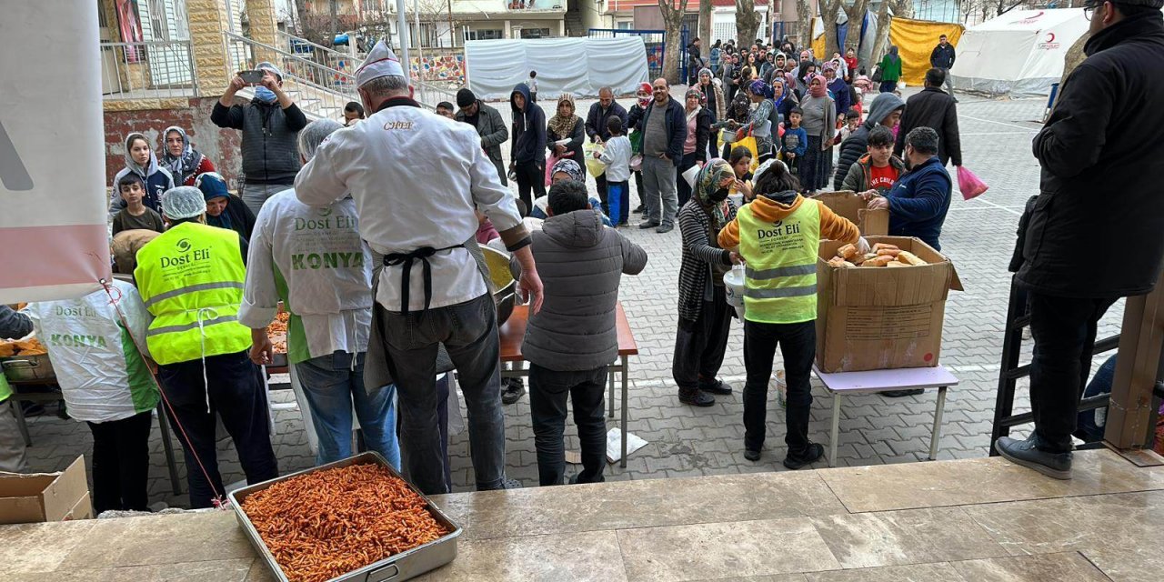 Konyalı hayırseverden depremzedelere iftar ikramı