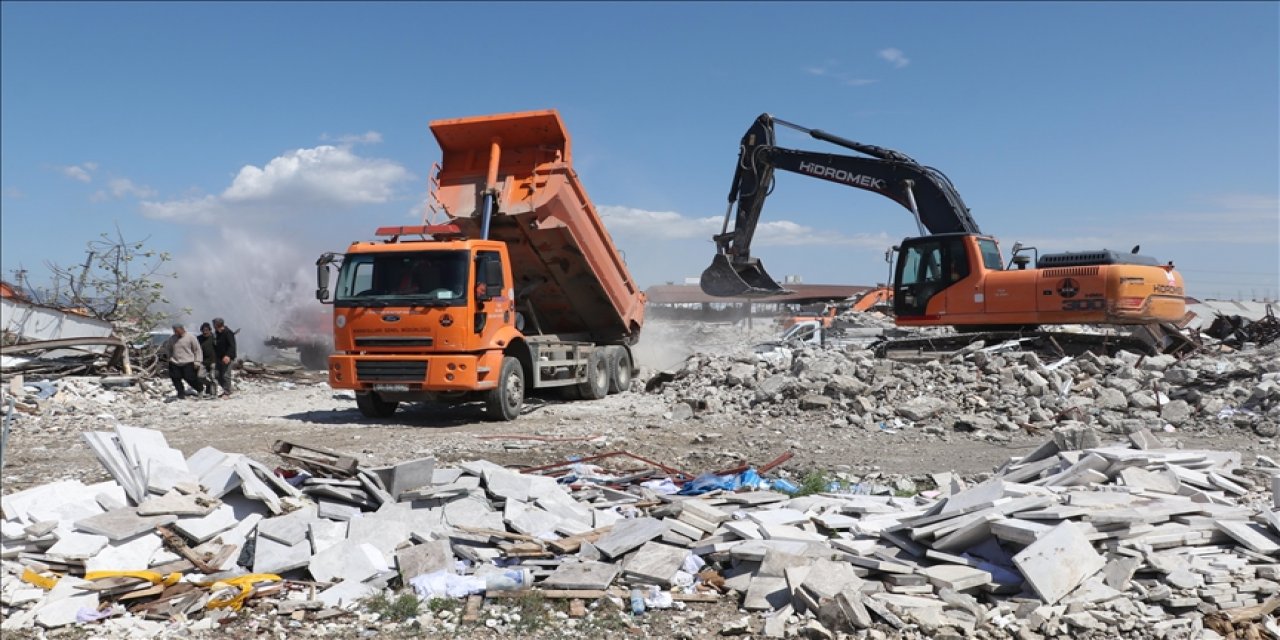 Enkaz kaldırma çalışmaları 29 mahallede sürüyor