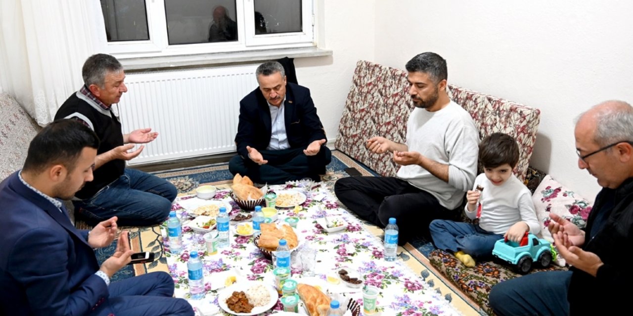 Konyalı başkan, iftarda depremzede aileye misafir oldu