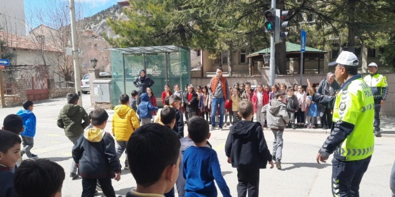 Bozkır'da ilkokul öğrencilerine uygulamalı trafik eğitimi