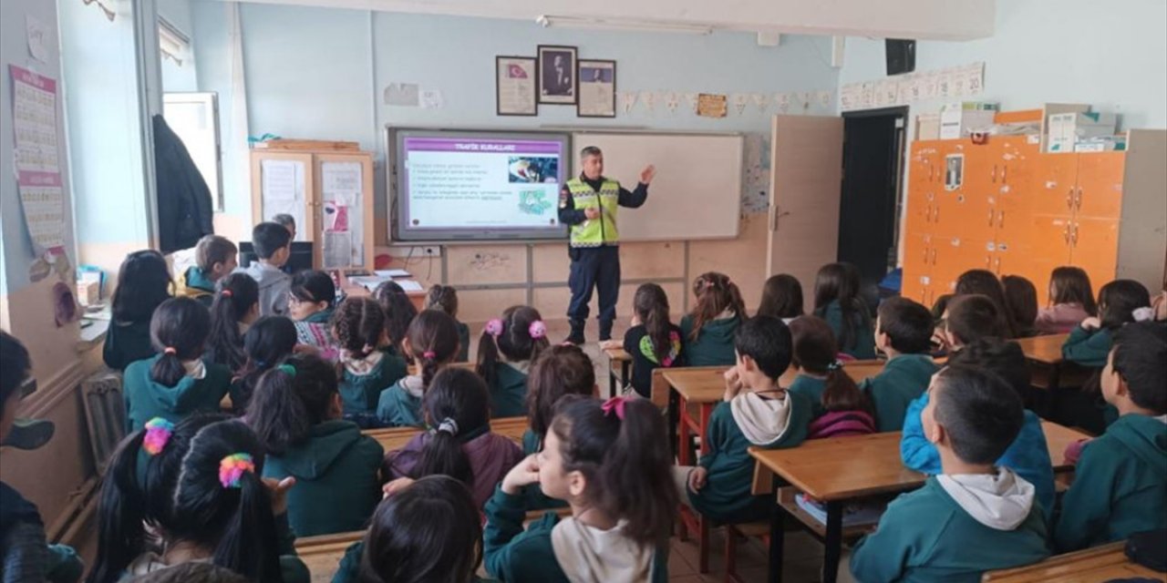 Jandarma ekiplerinden öğrencilere trafik eğitimi