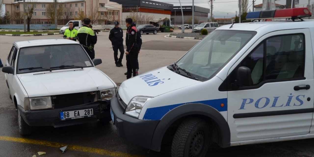 Aksaray'da sürücüsü "dur" ihtarına uymayan otomobil polis aracına çarptı