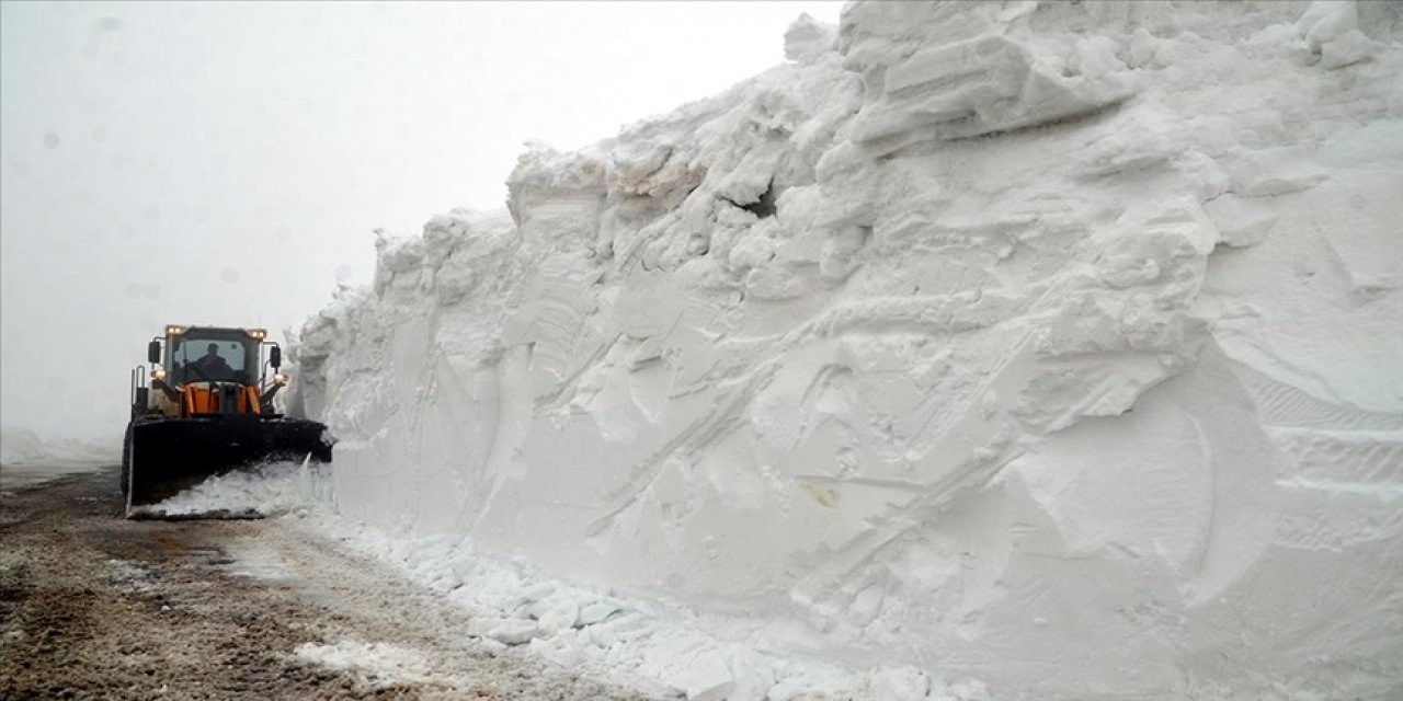 Nisanda 5 metre kar olan yolu 5 günde açabildiler