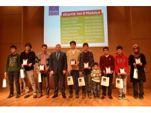 Tübitak Bilim Olimpiyatları'nda Madalya Alan Atlantik Öğrencilerine Ödül