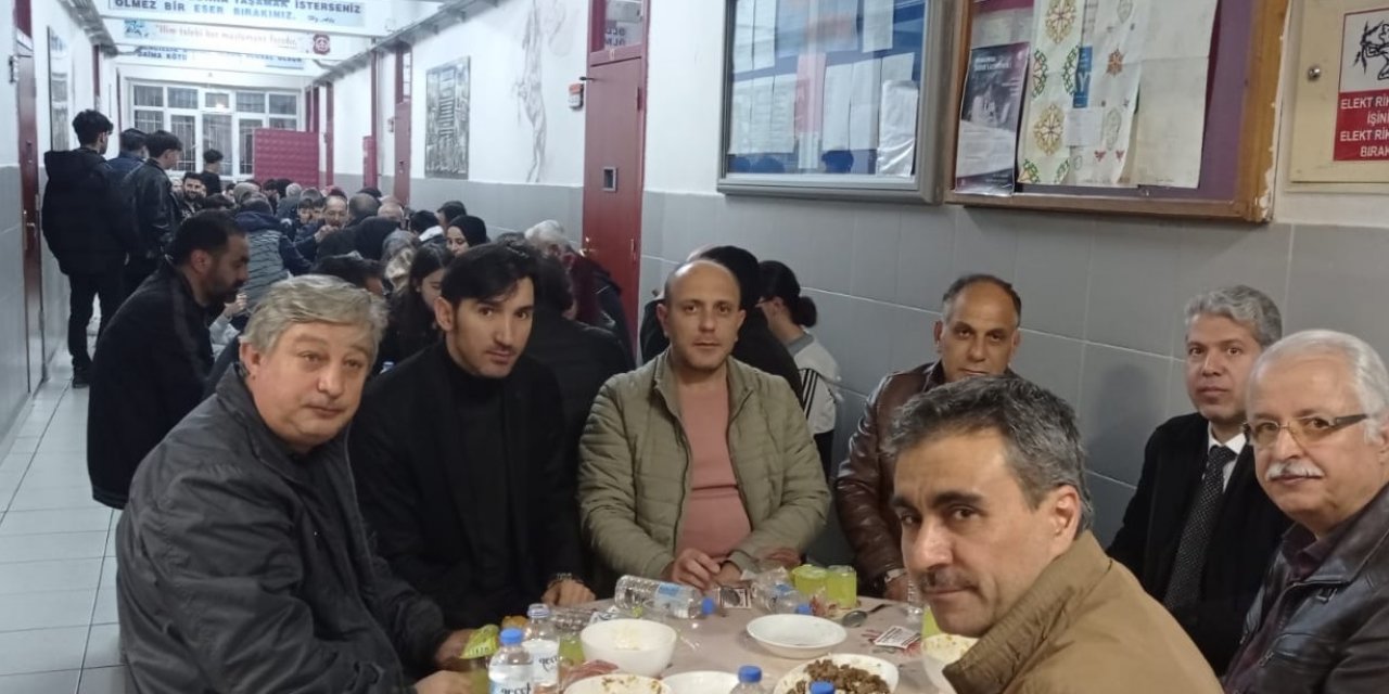 Lisede depremzedeleri iftarda ağırladılar