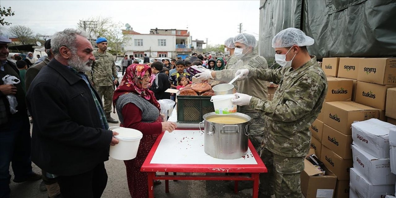 Mehmetçik depremzedelere çorba ikram ediyor